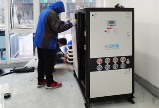 工業(yè)冷水機的類型有風冷式和水冷式